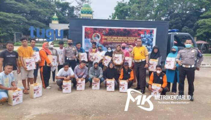 HUT Bhayangkara, Polda Sultra Bagikan Ratusan Paket Sembako ke Petugas Kebersihan