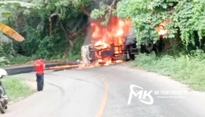 Sebuah Truk Pengangkut BBM Ludes Terbakar di Jalan Poros Kolaka Utara