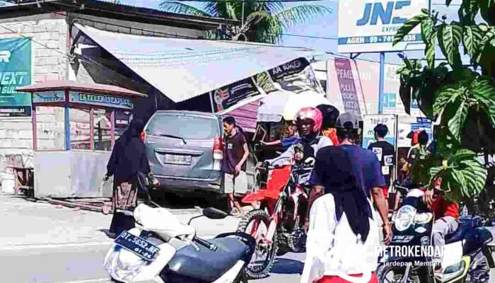 Hindari Penyeberang Jalan, Mobil Tabrak Kios Warga di Lapulu Kota Kendari