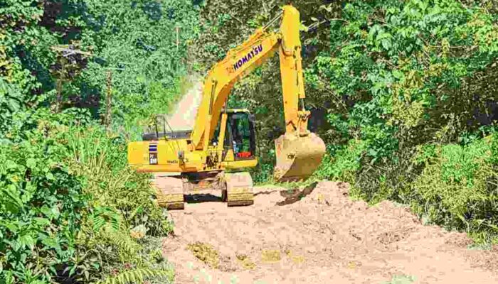 PT Gema Kreasi Perdana Turunkan Alat Berat Perbaiki Akses Jalan Rusak di Wawonii