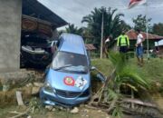 Balap Berkendara, Mobil Avanza di Kendari Tabrak Taxi Online yang Lagi Parkir