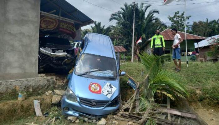 Balap Berkendara, Mobil Avanza di Kendari Tabrak Taxi Online yang Lagi Parkir