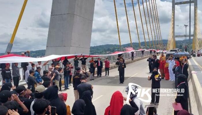 HUT RI ke-77, Ratusan Pemuda Bentangkan Bendera Merah Putih Sepanjang 770 Meter di Jembatan Teluk Kendari