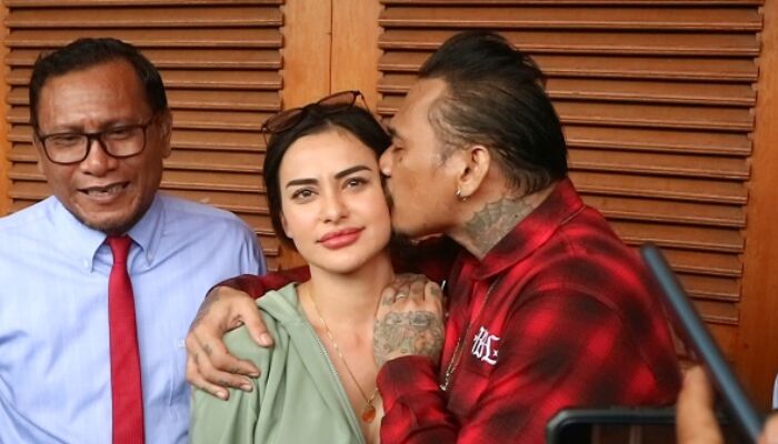 Momen Jerinx SID Peluk Cium Nora Alexandra Usai Bebas Dari Penjara