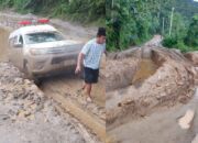 Foto Mobil Ambulans Kewalahan Lewati Jalan Poros Latoma Konawe yang Rusak Parah