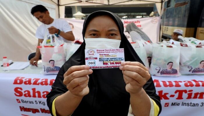 Relawan Sandiaga Uno Gelar Bazar Sembako Murah di Jatinegara