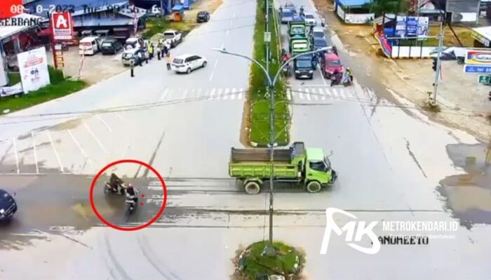 Nekat Terobos Lampu Merah, Emak-emak Tabrak Pengendara Motor di Gerbang Ranomeeto