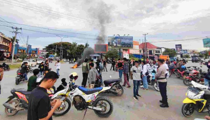 Demo Besar-besaran Tolak BBM Naik, Mahasiswa Sweeping Mobil Plat Merah di Kendari