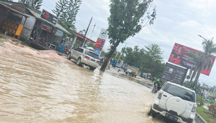 Banjir Rendam Kios Warga di Jalan Martandu Kota Kendari