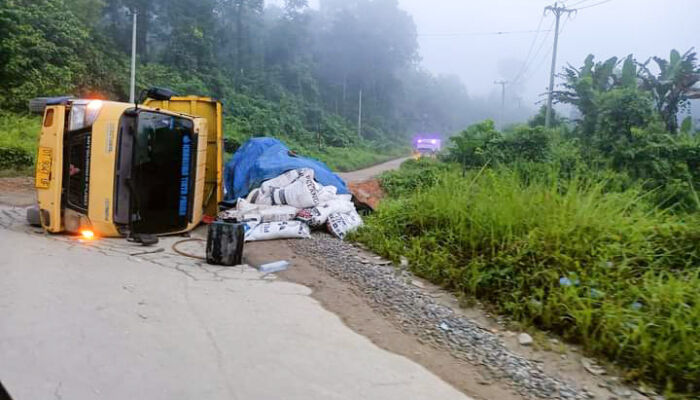 Truk Pengangkut Pupuk Terbalik di Konsel Akibat Jalan Rusak