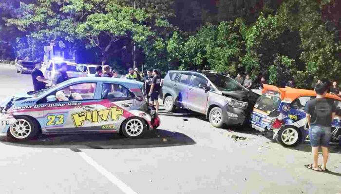 Dua Mobil Honda Brio Ringsek Ditabrak Toyota Inova di Kendari