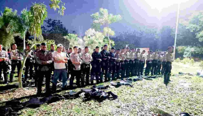 Personel Brimob Salat Berjemaah Disela Demo Mahasiswa di Kendari