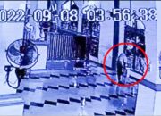 Terekam CCTV, Seorang Pria Nekat Curi Kotak Amal Masjid di Kolaka