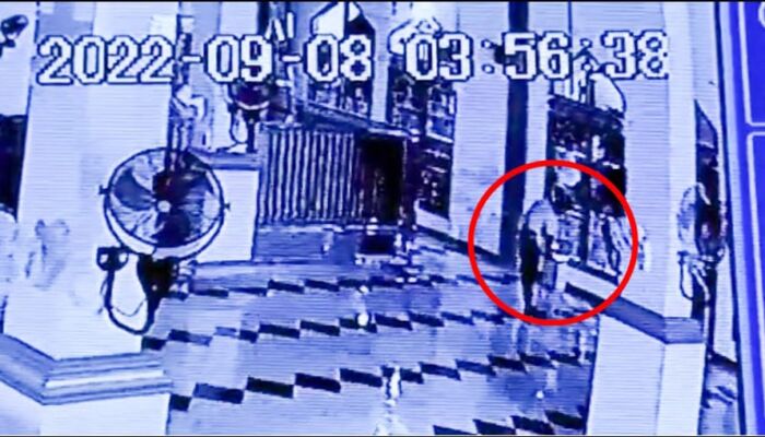 Terekam CCTV, Seorang Pria Nekat Curi Kotak Amal Masjid di Kolaka