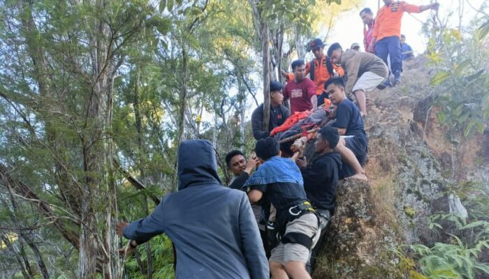 Video Detik-detik Evakuasi Mahasiswa Kendari yang Hilang di Puncak Popalia Wolasi