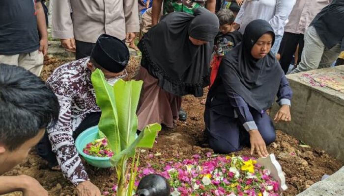 Satu Korban Kerusuhan Kanjuruhan Malang Asal Magetan Dimakamkan