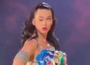 Heboh! Mata Kanan Katy Perry Mendadak Susah Dibuka Saat Konser