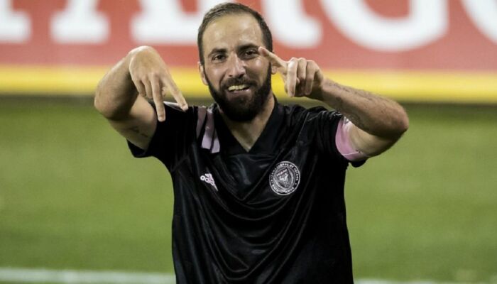 Umumkan Pensiun, Higuain Menangis Saat Ditanya Alasannya