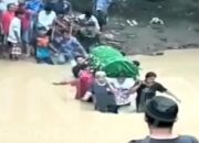 Viral! Warga di Ponorogo Seberangkan Jenazah Lewat Sungai