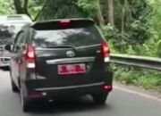 Nekat Lawan Arah, Mobil Plat Merah Ini Ramai-Ramai Dipukul Mundur oleh Warga