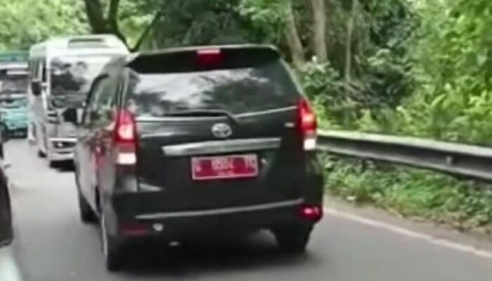 Nekat Lawan Arah, Mobil Plat Merah Ini Ramai-Ramai Dipukul Mundur oleh Warga