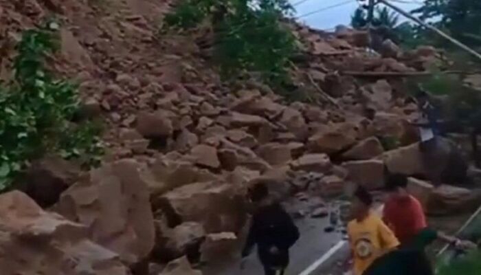 Tertimbun Longsor, Lalu Lintas Jalan Trans Sulawesi di Majeni Lumpuh Total