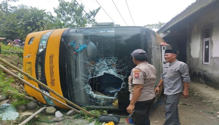 Astaga! Bus Rombongan Mahasiswa Untirta Terguling di Lebak Banten