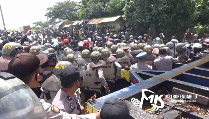 Demo Buruh di Pelabuhan Bungkotoko Kendari, Massa Bentrok dengan Polisi