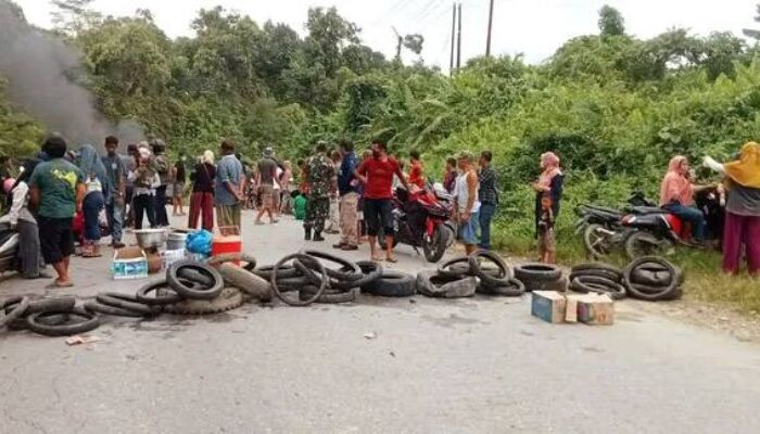 Puluhan Emak-emak Blokade Jalan Poros Gunung Merah Konsel