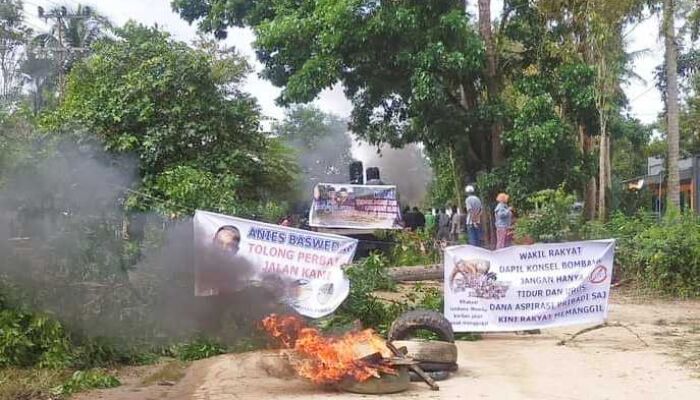 Dua Titik Jalan di Konsel Diblokade Warga, Arus Lalu Lintas Lumpuh