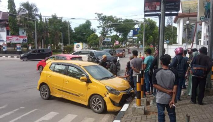 Tabrakan Mobil Agya vs Terios di Perempatan Kejari Kendari, 4 Luka-luka