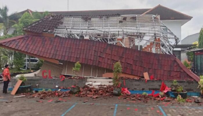 Usai Diguyur Hujan, Pendopo Kecamatan Cluring Banyuwangi Ambruk