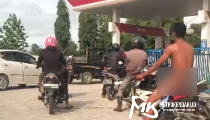 Heboh, Aksi Pria Nekat Telanjang Bulat Antri BBM di SPBU Konawe