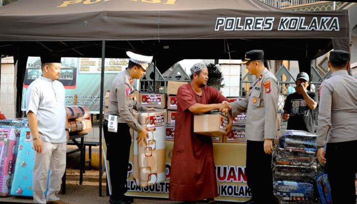 Polda Sultra Bersama Polres Kolaka Serahkan Bantuan Untuk Korban Kebakaran