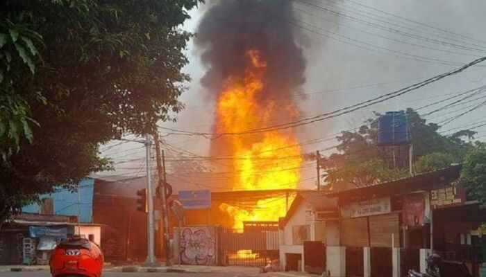 Diduga Akibat Kebocoran Gas, Bangunan Agen Gas LPG di Jakarta Timur Kebakaran