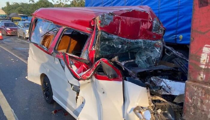 Tertabrak Truk, Angkot Berpenumpang di Tol Tangerang Ringsek