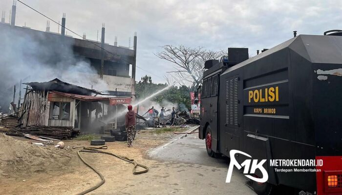 Gerak Cepat, Personel Brimob Padamkan Kebakaran di Samping RS Aliyah 3 Baruga