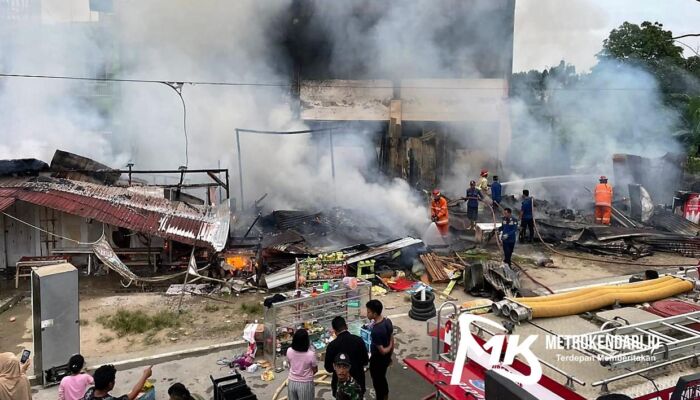 Kebakaran Hebat di Samping Rumah Sakit Aliyah 3 Baruga, Rumah dan Kios Warga Ludes