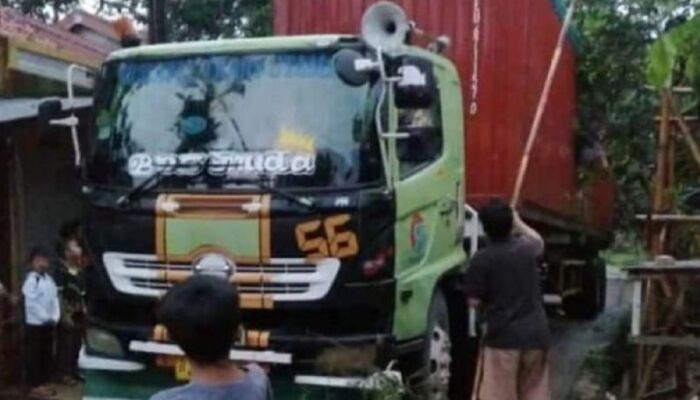 Nyasar ke Jalan Sempit, Truk Trailer Ini Bikin Geger Warga Tangerang, Ternyata Begini Kisahnya!