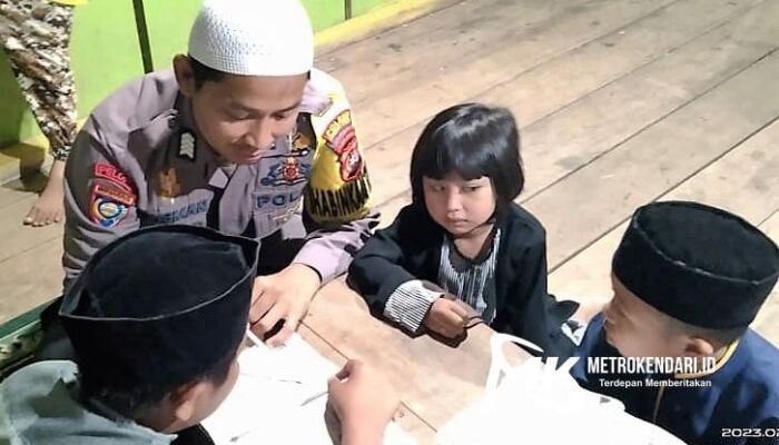 Tanamkan Nilai Agama Sejak Dini, Polisi Ajar Anak-Anak Mengaji di Konut