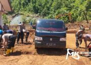 Polsek Asera Bersama Warga Gotong Royong Bersihkan Sekolah yang Terkena Longsor