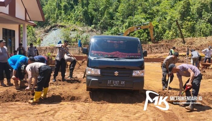 Polsek Asera Bersama Warga Gotong Royong Bersihkan Sekolah yang Terkena Longsor