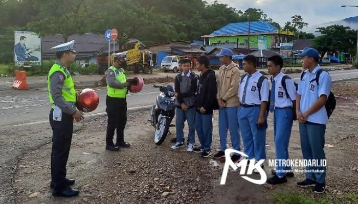 Sat Lantas Polres Konut Edukasi Pelajar Tentang Pentingnya Pakai Helm Saat Berkendara