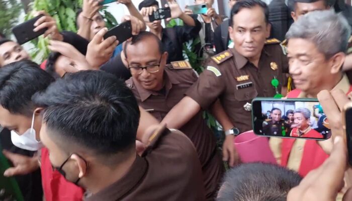 VIDEO: Detik-detik Sekda Kendari Dimasukan ke Mobil Tahanan Usai Jadi Tersangka