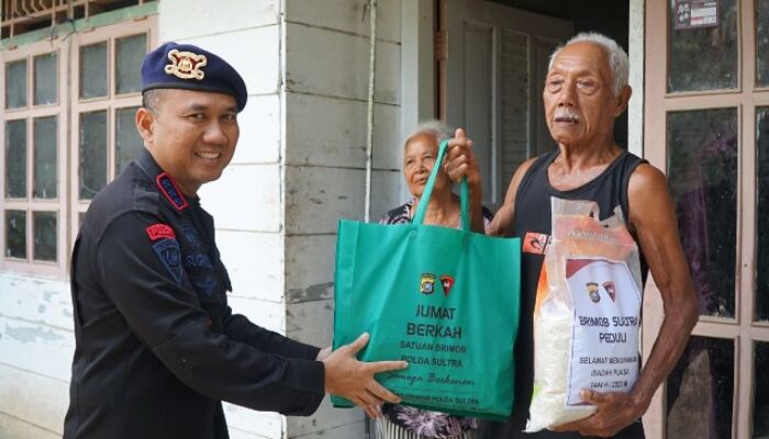 Brimob Polda Sultra Peduli, Bagikan Sembako Untuk Warga Kurang Mampu