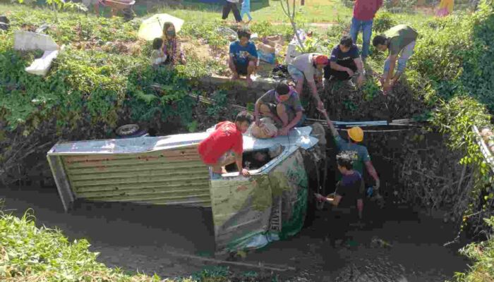 Hilang Kendali, Mobil Pick Up Grand Max Terjun ke Kali di Sampara Konawe