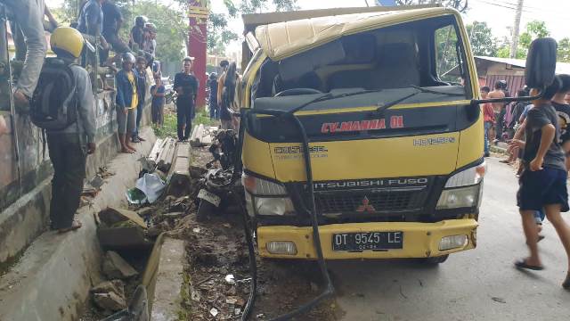 Pengendara Motor Tertimpa Truk