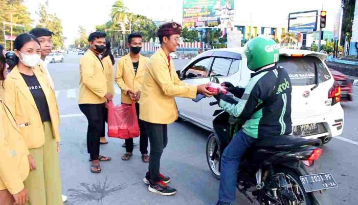 Rawat Toleransi, Mahasiswa Hindu di Kendari Turun ke Jalan Berbagi Takjil Buka Puasa