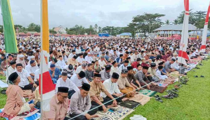 Ribuan Masyarakat Padati Lapangan Sorumba Ranomeeto Laksanakan Shalat Idul Fitri 1444 H/2023.