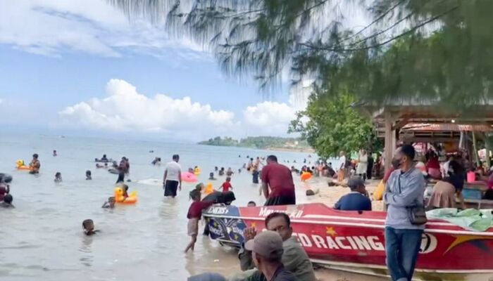 Pantai Toronipa Mulai Ramai Dipadati Pengunjung, Polisi Siagakan Personel Pengamanan